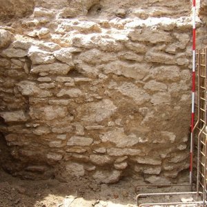 Obr. 40: Valtice – zámek 2004 (akce č. 2004/12) – statické zajištění opěrné zdi – I. etapa – JZ část - záchranný výzkum. Detail kamenné pozdně středověké zdi v JZ části výkopu – pohled od JZ (foto P. Vitula).