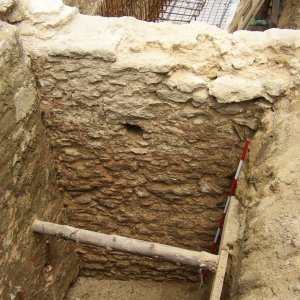 Obr. 41: Valtice – zámek 2004 (akce č. 2004/12) – statické zajištění opěrné zdi – I. etapa – JZ část - záchranný výzkum.  Detail kamenné pozdně středověké zdi v JZ části výkopu – pohled od JZ (foto P. Vitula).