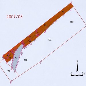 Obr. 47: Valtice – zámek 2007 (akce č. 2007/08) – statické zajištění opěrné zdi – III. etapa – SV část - záchranný výzkum. Přesné geodetické zaměření reliktů kamenných a cihelných zdí ve výkopu (zhotovil P. Vitula).
