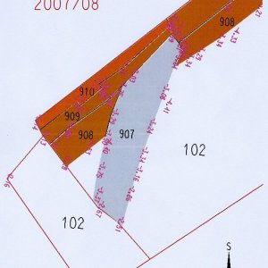 Obr. 48: Valtice – zámek 2007 (akce č. 2007/08) – statické zajištění opěrné zdi – III. etapa – SV část - záchranný výzkum. Detail přesného geodetického zaměření reliktů kamenných a cihelných zdí ve výkopu (zhotovil  P. Vitula).