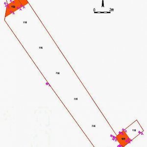 Obr. 58: Valtice – zámek 2008 (akce č. 2008/02) – zahradnictví – odvlhčení – záchranný výzkum. Přesné geodetické zaměření výkopu s relikty cihelných zídek (zhotovil P. Vitula).