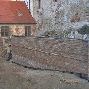 Obr. 59: Valtice – zámek 2008 (akce č. 2008/07) – rekonstrukce zdi terasy na hospodářském nádvoří – záchranný výzkum. Vnější část opěrné zdi terasy – pohled od Z (foto P. Vitula).