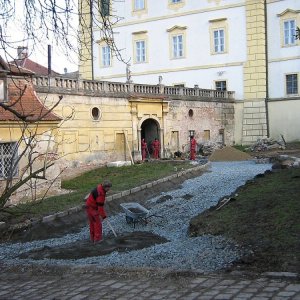 Obr. 63: Valtice – zámek 2008 (akce č. 2008/09) – příjezdová cesty do hospodářského nádvoří – záchranný výzkum. Při budování nebyly porušeny žádné archeologické situace – pohled od Z (foto P. Vitula).
