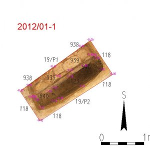 Obr. 64: Valtice – zámek 2012 (akce č. 2012/01-1) – sondáž pro statiku – zjišťovací výzkum – sonda 1. Fotoplán situace kamenné pravděpodobně středověké zdi pod základem jízdárny (zhotovil P. Vitula).