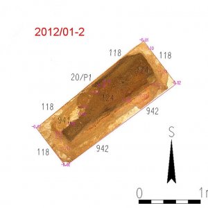 Obr. 66: Valtice – zámek 2012 (akce č. 2012/01-2) – sondáž pro statiku – zjišťovací výzkum – sonda 2. Fotoplán situace s reliktem pravděpodobně středověké kamenné zdi (zhotovil P. Vitula).