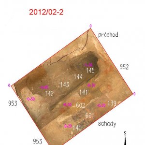 Obr. 74: Valtice – zámek 2012 (akce č. 2012/02-2) – zámecké divadlo – sondáž pro statiku – zjišťovací výzkum. V sondě o rozměrech 2,22 x 1,72 x 1,30 m bylo pod vrstvou betonu a cihelnou dlažbou mocné novověké souvrství zasahující pod dno výkopu, které směrem k SV zabíhalo do někdejšího dnes již neexistujícího průchodu (foto P. Vitula).