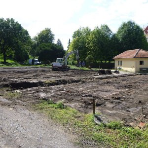 Obr. 79: Valtice – zámek 2021 (akce č. 2021/04) – zahradnictví v zámeckém parku – úprava povrchu na parkovací plochu – záchranný výzkum. Povrchové úpravy na sledované ploše – celkový pohled od SV (foto P. Vitula).