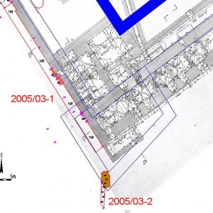 Obr. 89: Valtice – zámek 2005 (akce č. 2005/03-2) – JZ průčelí zámku – odvlhčení a dešťový odpad – záchranný výzkum. Přesné zaměření reliktu renesančního kamenocihelného základového zdiva (hnědá barva) s rekonstrukcí někdejšího JV nárožního bastionu (modrá barva) na podkladu části transformovaného rastrového geodetického plánu (Geodézie Brno 1966-68) hlavní zámecké budovy (zhotovil P. Vitula).