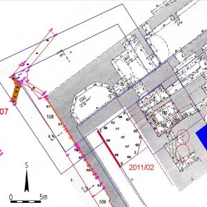 Obr. 91: Valtice – zámek 2007 (akce č. 2007/07) – S část zámeckých budov – dešťový odpad – záchranný výzkum. Přesné zaměření reliktu renesančního kamenocihelného základového zdiva (hnědá barva) s rekonstrukcí někdejšího SZ nárožního bastionu (modrá barva) na podkladu části transformovaného rastrového geodetického plánu (Geodézie Brno 1966-68) hlavní zámecké budovy (zhotovil P. Vitula).