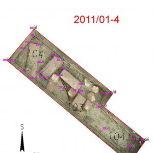 Obr. 96: Valtice – zámek 2011 (akce č. 2011/01-4) – park za JZ průčelím zámku – stavebně historický průzkum – zjišťovací výzkum. Přesný fotoplán situace v sondě č. 4(6). Sonda byla situována za účelem nalezení reliktů někdejšího hradu zjištěných zde archeogeofyzikálním průzkumem. Sonda o rozměrech 2,7 x 0,5-0,7 x 0,6 m byla přesně vyměřena na předem vytipovaném podle geofyzikálních anomálií silně exponovaném místě. Pod vrstvou humózní hlíny promísené drobky stavebního odpadu a ojediněle i drobnými zlomky novověké keramiky byla odkryta kumulace volně ložených (raně novověkých ?) cihel dvou atypických velikostí. Pod nimi v hloubce 0,6 m bylo již šedožluté jílovitopísčité geologicky uložené podloží (zhotovil P. Vitula)