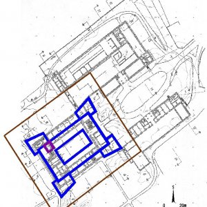 Obr. 99: Valtice – zámek 2011 – pokus o rekonstrukci renesanční fáze valtického zámku na podkladu transformovaného rastrového geodetického plánu (Geodézie Brno 1966-68).  Pravděpodobně šlo o v té době obvyklou čtyřbastionovou dispozici (modrá barva) oproti současné stavbě asi o něco menšího rozsahu, možná zčásti i nerealizovanou bezesporu však obehnanou mohutným příkopem (hnědá barva – vnější hrana). Ze starší středověké fáze byla do jejího půdorysu začleněna i středověká věž, jejíž relikt v podobě kamenného kvádrového zdiva se ve sklepení dochoval až dodnes (tmavě fialová barva). Samotná věž byla zbořena v 18. stol. a nahrazena kaplí (zhotovil P. Vitula).