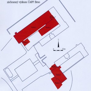 Obr. 100: Valtice – zámek 2014 – Národní centrum divadla a tance - plochy 1 až 7.  Vektorový georeferencovaný plán valtického zámku (modrá barva) s  červeně vyznačenými archeologicky zkoumanými plochami ÚAPP v Brně v roce 2014 (zhotovil P. Vitula podle P. Kose).