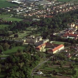 Obr. 1: Lednice – zámek 2004. Letecký snímek M. Bálka – celkový pohled od S (archiv ÚAPP Brno i. č. L009).