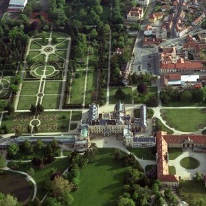 Obr. 2: Lednice – zámek 2004. Letecký snímek M. Bálka – celkový pohled od SV (archiv ÚAPP Brno i. č. L012).