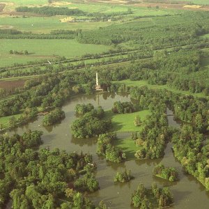 Obr. 4: Lednice – zámek – 2004. Park – S část. Letecký snímek M. Bálka – celkový pohled od J (archiv ÚAPP Brno i. č. L005).