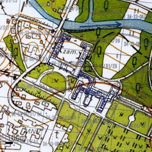 Obr. 23: Lednice – zámek 2004-2021. Vektorový georeferencovaný plán celkové situace zámeckého areálu (modrá barva) zhotovený podle transformovaného geodetického zaměření ze 70. let minulého stol. na rastrovém podkladu Základní mapy, listu 34-23-08 s příslušnými podlisty (zhotovil P. Vitula).