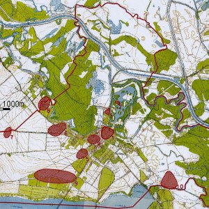 Obr. 24: Lednice – zámek 2004-2021. Georeferencované transformované Základní mapy 1:10000 s červeným vyznačením hranic katastrálního území a plochami dosud známých archeologických nalezišť (zhotovil P. Vitula).