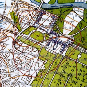 Obr. 25: Lednice – zámek 2004-2021. Lokalita č. 1 (červeně šrafovaná plocha) - vektorový georeferencovaný plán celkové situace zámeckého areálu (modrá barva) na podkladu Základní mapy (zhotovil P. Vitula).