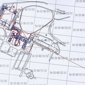 Obr. 27: Lednice – zámek 2004–2021 . Lokalita č. 1 - vektorový georeferencovaný plán celkové situace zámeckého areálu (modrá barva) s vyznačením zkoumaných ploch (červená barva) na podkladu druhé úrovně kladu mapových listů (zhotovil P. Vitula).