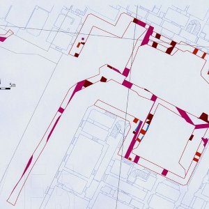 Obr. 60: Lednice – zámek 2004 - 2021. Lokalita č. 1 – podlist 34-23-08/D1/F6 - detail. Vektorový georeferencovaný plán prozkoumaných ploch a dokumentovaných situací v prostoru jezdeckého nádvoří (červená barva – obvod ploch, šedá barva - kamenné relikty, světlehnědá barva – kamenocihelné relikty, oranžová barva – cihelné relikty, světlemodrá barva – podlahy a pochozí úrovně, tmavomodrá barva – hroby, fialová barva – kanály a stoky; zhotovil P. Vitula).