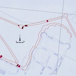 Obr. 73: Lednice – zámek 2004 - 2021. Lokalita č. 1 – podlist 34-23-08/D1/F6 – detail. Vektorový georeferencovaný plán prozkoumaných ploch a dokumentovaných situací v prostoru JV strany čestného nádvoří hlavních budov zámku (červená barva – obvod ploch, šedá barva - kamenné relikty, světlehnědá barva – kamenocihelné relikty, oranžová barva – cihelné relikty, světlemodrá barva – podlahy a pochozí úrovně, tmavomodrá barva – hroby, fialová barva – kanály a stoky; zhotovil P. Vitula).