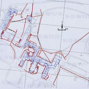 Obr. 88: Lednice – zámek 2004 - 2021. Lokalita č. 1 – podlist 34-23-08/D1/F6. Vektorový georeferencovaný plán prozkoumaných ploch a dokumentovaných situací v prostoru hlavních budov zámku (červená barva – obvod ploch, šedá barva - kamenné relikty, světlehnědá barva – kamenocihelné relikty, oranžová barva – cihelné relikty, světlemodrá barva – podlahy a pochozí úrovně, tmavomodrá barva – hroby, fialová barva – kanály a stoky; zhotovil P. Vitula).