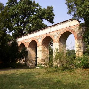 Obr. 127: Lednice – akvadukt a peklo – 2003-2004. Současná podoba akvaduktu – pohled od JZ (foto P. Vitula).