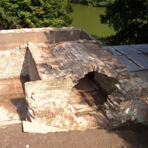 Obr. 129: Lednice – akvadukt a peklo – 2003-2004. Relikty stavební konstrukce tříprostorové nádrže na vodu odkryté archeologickým výzkumem na temeni pekla – pohled od J (foto P. Vitula).