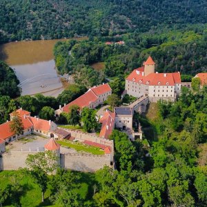 Obr. 3: Veveří – hrad 2020. Letecký snímek M. Padrnose – celkový pohled od JZ (zdroj mapy.cz).