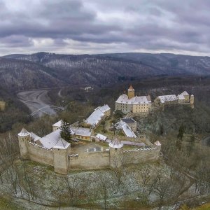 Obr. 4: Veveří – hrad 2018. Letecký snímek J. Balady – celkový pohled od Z (zdroj mapy.cz).