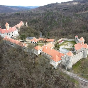 Obr. 5: Veveří – hrad 2023. Letecký snímek M. Vaněčka – celkový pohled od SZ (zdroj mapy.cz).