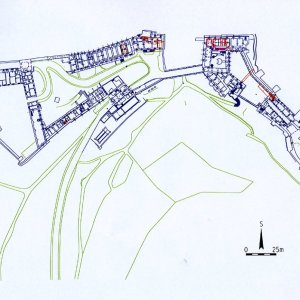Obr. 31: Veveří - hrad 2023. Vektorový georeferencovaný plán celkové situace přízemí (modrá barva) a 2 suterénních pater (oranžová a fialová barva) hradního areálu zhotovený podle transformovaného geodetického zaměření z roku 1962 (zhotovil P. Vitula).