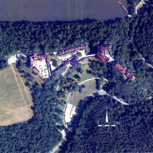 Obr. 33: Veveří - hrad 2023. Vektorový georeferencovaný plán celkové situace přízemí hradního areálu (modrá barva) zhotovený podle transformovaného geodetického zaměření z roku 1962 na podkladu ortofotomapy (zdroj Geoportál ČÚZK – zhotovil P. Vitula).