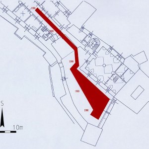 Obr. 35: Veveří - hrad 1980. Obnova kanalizace. Výřez vektorového georeferencovaného plánu situace přízemí starší části hradního areálu (modrá barva) s  vyznačením (červená barva) pravděpodobného půdorysu zkoumaných ploch v prostoru opyše podle fotodokumentace L. Konečného (zhotovil P. Vitula).