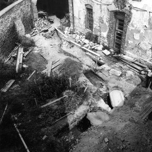 Obr. 36: Veveří - hrad 1980. Obnova kanalizace. Nádvoří opyše při výkopech v roce 1980 – celkový pohled od J (foto L. Konečný).
