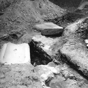 Obr. 37: Veveří - hrad 1980. Obnova kanalizace. Kamenné základové zdivo a kamenná zrcadla z koníren při odkryvu v prostoru nádvoří opyše při výkopech v roce 1980 – pohled od S (foto L. Konečný).