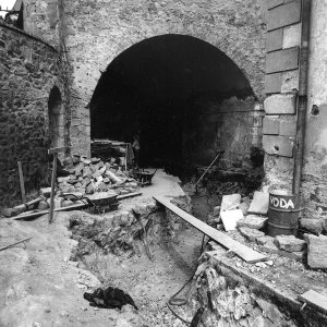 Obr. 40: Veveří - hrad 1980. Obnova kanalizace. Výkop pro kanalizaci v prostoru nádvoří opyše před průjezdem do anglického traktu – pohled od JV (foto L. Konečný).