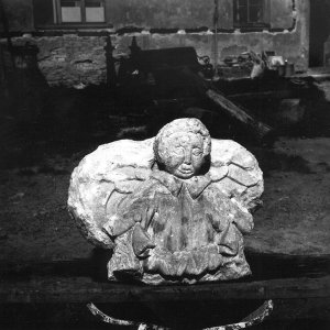 Obr. 41: Veveří - hrad 1980. Obnova kanalizace. Druhotně přemístěný nález kamenného antropomorfního kamenného článku (foto L. Konečný).