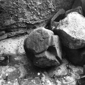 Obr. 42: Veveří - hrad 1980. Obnova kanalizace. Druhotně přemístěný nález kamenného klenebního svorníku (foto L. Konečný).