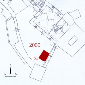 Obr. 47: Veveří - hrad 2000. Sondáž pro SHP. Sonda č. 1. Výřez vektorového georeferencovaného plánu situace přízemí starší části hradního areálu (modrá barva) s  vyznačením přesně zaměřeného půdorysu sondy prozkoumané v roce 2000 (zhotovil P. Vitula).