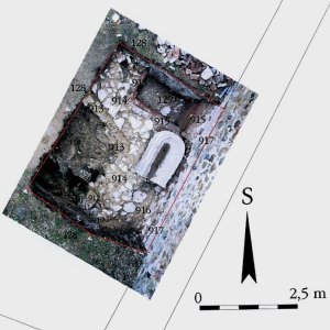 Obr. 48: Veveří - hrad 2000. Sondáž pro SHP. Sonda č. 1. Fotoplán odkryté archeologické situace ve výkopu zachycuje zalomené základy středověkého kamenného zdiva zaniklého paláce se zbytkem ostění interiérové branky při JZ stěně sondy. V SV části je zdivo porušené novověkou cihlami vyzděnou odpadní jámou u níž se nacházelo tzv. kamenné zrcadlo původně umístěné v boxech koníren (zhotovil P. Vitula).