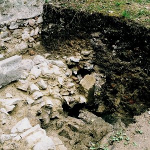 Obr. 50: Veveří - hrad 2000. Sondáž pro SHP. Sonda č. 1. Odkrytá archeologická situace v sondě zachycuje část ostění interiérové branky v zalomeném základu středověkého kamenného zdiva zaniklého paláce – detail od S (foto P. Vitula).