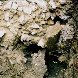 Obr. 51: Veveří - hrad 2000. Sondáž pro SHP. Sonda č. 1. Odkrytá archeologická situace v sondě zachycuje část ostění interiérové branky v zalomeném základu středověkého kamenného zdiva zaniklého paláce – detail od SZ (foto P. Vitula).