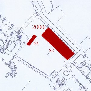 Obr. 52: Veveří - hrad 2000. Sondáž pro SHP. Sondy č. 2 a 3. Výřez vektorového georeferencovaného plánu situace přízemí starší části hradního areálu (modrá barva) s červeným vyznačením přesně zaměřených půdorysů sond č. 2 a 3 prozkoumaných v roce 2000 (zhotovil P. Vitula).
