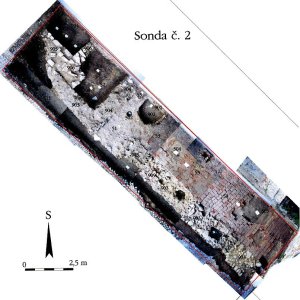 Obr. 53: Veveří - hrad 2000. Sondáž pro SHP. Sonda č. 2. Fotoplán odkryté archeologické situace zachycuje relikty základového kamenného zdiva středověkého stáří, které jsou pozůstatkem zaniklého paláce při SV straně arkádového nádvoří. Nejstarší relikty zdí se nacházely v SZ části sondy, kde prostor mezi nimi byl vyplněn sytě černým zásypem se stopami pyrotechnických činností a keramikou ze 14. stol. (zhotovil P. Vitula).