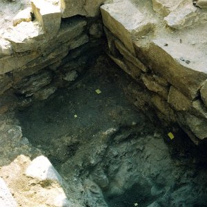 Obr. 55: Veveří - hrad 2000. Sondáž pro SHP. Sonda č. 2. Nejstarší relikty základového kamenného zdiva středověkého stáří jsou pozůstatkem zaniklého paláce při SV straně arkádového nádvoří. Prostor mezi zdmi byl vyplněn sytě černým zásypem se stopami pyrotechnických činností a keramikou ze 14. stol. (foto P. Vitula).