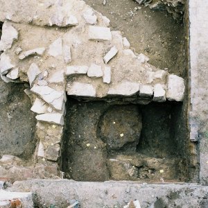 Obr. 56: Veveří - hrad 2000. Sondáž pro SHP. Sonda č. 2. Nejstarší relikty základového kamenného zdiva středověkého stáří jsou pozůstatkem zaniklého paláce při SV straně arkádového nádvoří. Prostor mezi zdmi byl vyplněn sytě černým zásypem se stopami pyrotechnických činností a keramikou ze 14. stol. (foto P. Vitula).