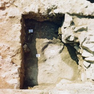 Obr. 57: Veveří - hrad 2000. Sondáž pro SHP. Sonda č. 2. Nejstarší relikty základového kamenného zdiva středověkého stáří jsou pozůstatkem zaniklého paláce při SV straně arkádového nádvoří. Prostor mezi zdmi byl vyplněn sytě černým zásypem se stopami pyrotechnických činností a keramikou ze 14. stol. (foto P. Vitula).