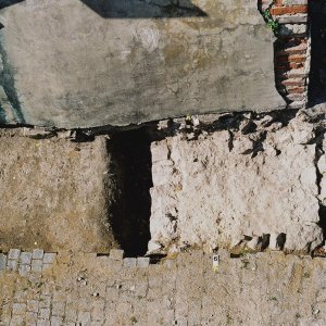 Obr. 59: Veveří - hrad 2000. Sondáž pro SHP. Sonda č. 3. Relikt základového kamenného zdiva středověkého stáří je pozůstatkem zaniklého paláce, který vyplňoval dnes volný prostor při JZ straně arkádového nádvoří (foto P. Vitula).