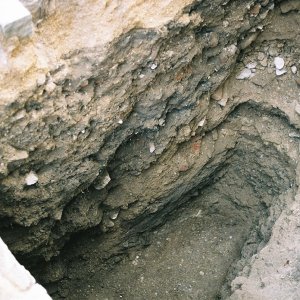 Obr. 60: Veveří - hrad 2000. Sondáž pro SHP. Sonda č. 3. V SV části sondy se ke kamennému zdivu někdejšího středověkého paláce přimykalo mohutné souvrství dorovnávek terénu. Nejstarší vrstva obsahovala keramický materiál ze 14. stol.  (foto P. Vitula).